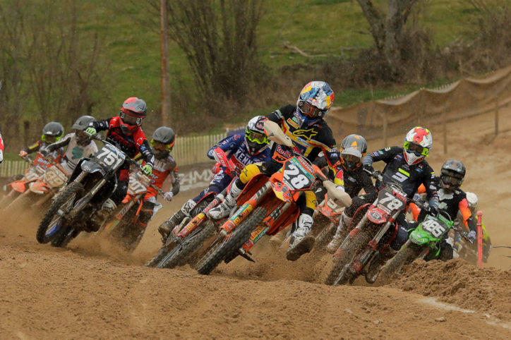 A Gueugnon, doublé de Vialle sous une pluie battante. Potisek gagne encore en MX1. A Gueugnon, doublé de Vialle sous une pluie battante. Potisek gagne encore en MX1.